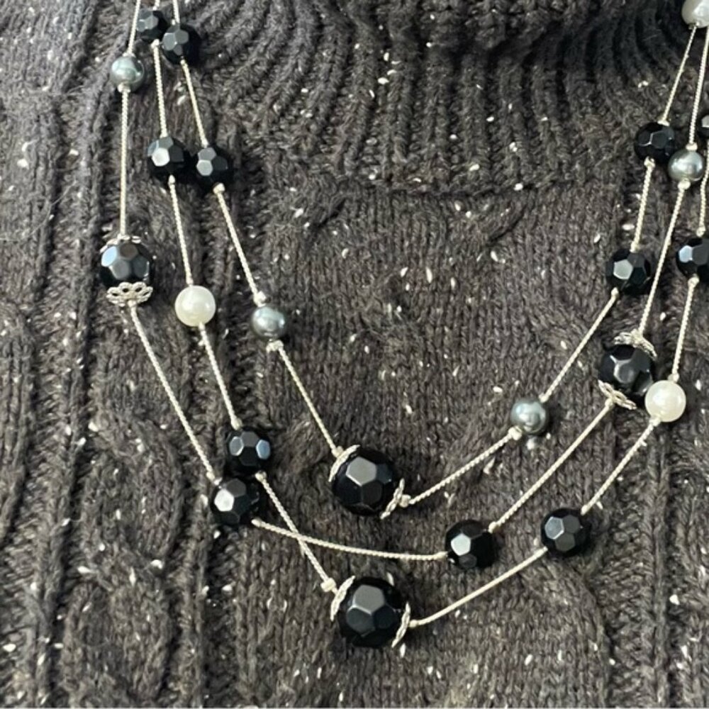 white and bluish Fau pearls and black beads on three strand